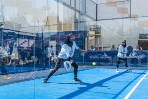 تقابل دو بازیکن زن در زمین تنیس